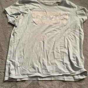 Blå Levis t-shirt, använd många ggr, loggan har blivit lite förstörd efter tvätten. Skriv om ni har frågor och pris kan diskuteras :)