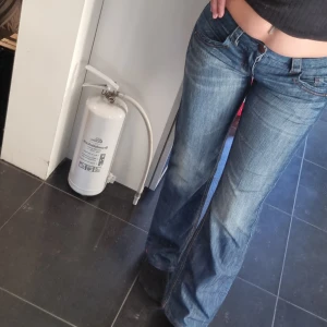 Esprit lågmidjade Jeans  - (Utlagda på nytt då jag ville ändra omslagsbild) Lågmidjade bootcut jeans från Esprit. Bra skick. Strl 28. Jag är 174 och de passar mig bra i längd. Köparen står för frakt