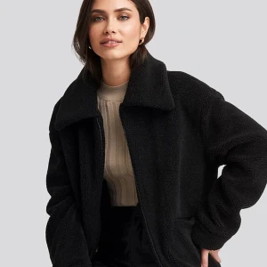 Teddy jacka - Säljer min svarta teddyjacka från Na-kd (slutsåld på deras sida). Den är i nyskick Nypris 699:-