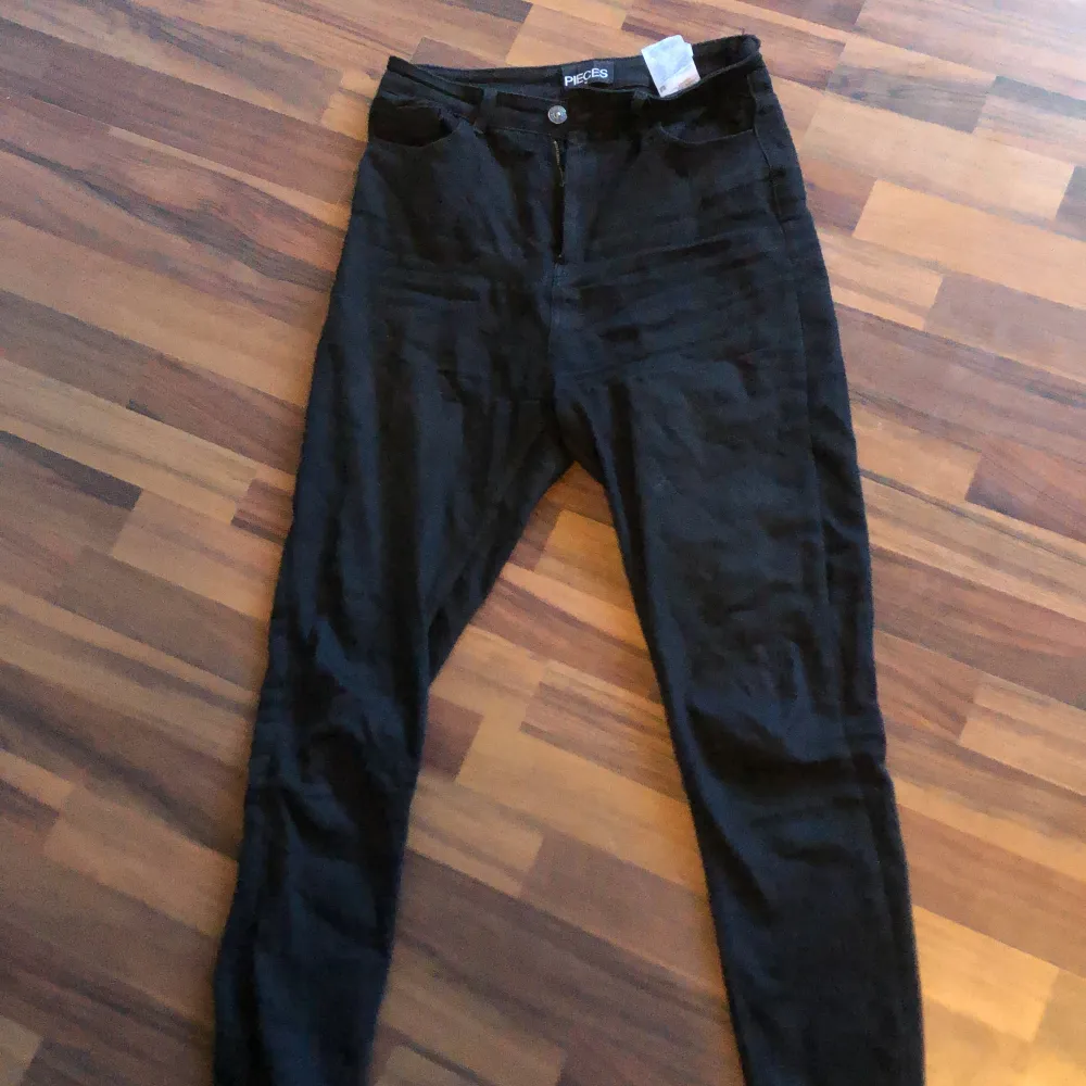 svarta jeans ifrån pieces i storlek M. fint skick fortfarande och inte så mycket använda om jag minns rätt.. Jeans & Byxor.