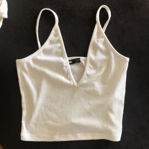 Topp - En simpel topp, som passar med allt. I strl xs från Bikbok.