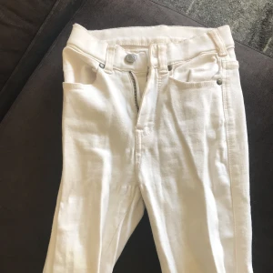 Jeansbyxor  - Ett par jeansbyxor från drdenim.