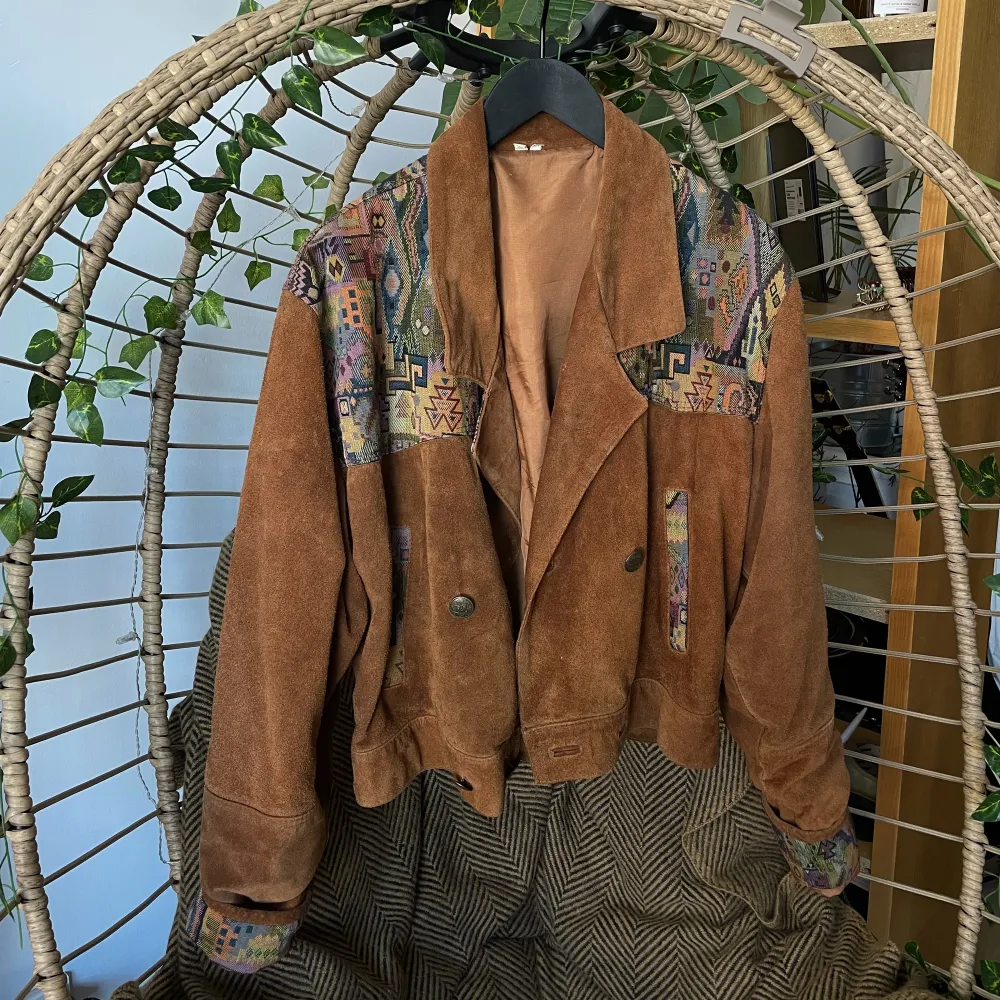 Mycket cool och unik vintage jacka i äkta brun mocka med aztec mönster från troligen 70-talet??? Uppskattad storlek M-L, som referens sitter den oversized på mig, jag är 167cm & bär vanligtvis storlek XS ❤️. Jackor.