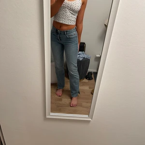Jenas  - Low waisted jenas från zara. Som nya! Klippt slits vilket är såå snyggt speciellt över skor! Är runt 170 lång