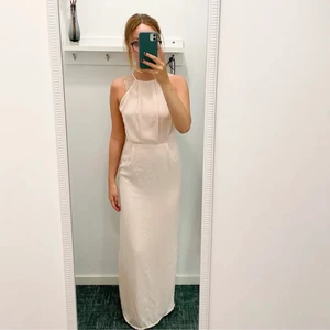Balklänning  - Intressekoll på denna superfina klänning. Använd 1 gång av tjejen jag köpte den av, säljs pga att jag hitta en annan jag ville ha 