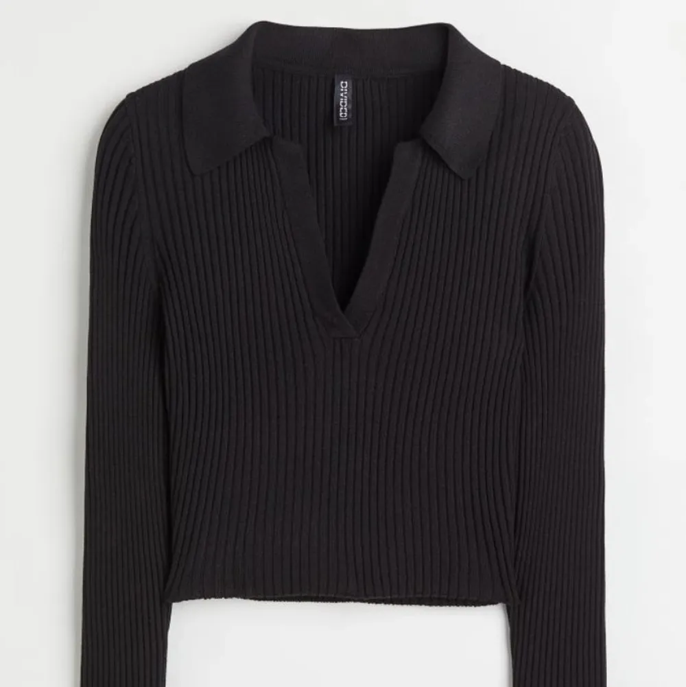 Väldigt skön och stilren svart tröja från HM i stl S💗 Endast använd 3 gånger så i väldigt bra skick, bara att skriva vid frågor💕. Toppar.