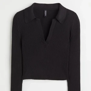 Svart tröja med krage  - Väldigt skön och stilren svart tröja från HM i stl S💗 Endast använd 3 gånger så i väldigt bra skick, bara att skriva vid frågor💕