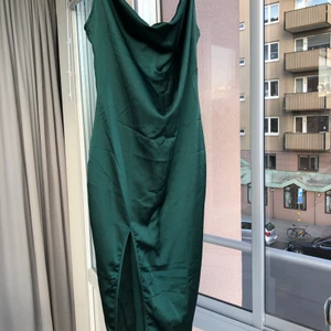 Klänning  - Säljer nu min gröna klänning i silkesmaterial från pretty little thing i storlek 38! Denna är bara använd 1 gång på bröllop!✨