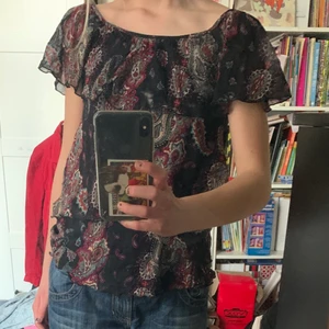 Tröja med volanger - Så söt och fint med off the shoulder tycker jag 🙌