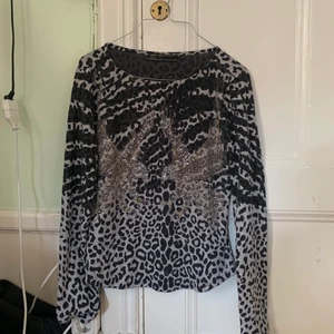 Cool tröja - Det är leopard och zebra mönster och glitter vad mer kan önskas