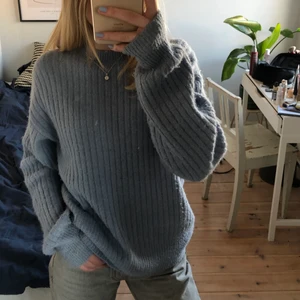 Blå stickad tröja HM storlek XS - Superfin blå stickad tröja från H&M. Den är sällan använd och därav i bra skick. Köparen står för frakten💗