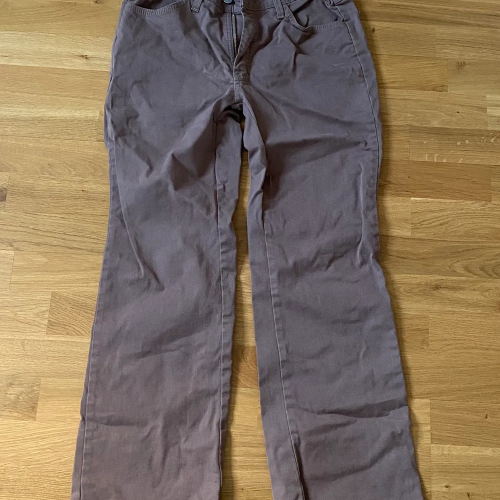 bruna lågmidjade jeans straight leg. har sytt in de själv (se sista bild) men inget som känns eller syns på utsidan direkt. 100kr + 66kr frakt. Jeans & Byxor.