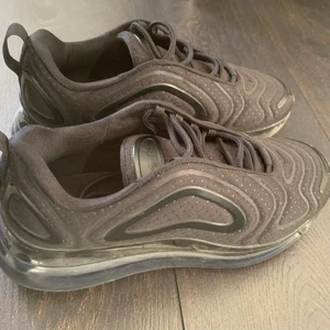 Nike Air Max 720 - Helt nya använda endast en gång, men är för små för mig. Det går att diskutera priset.