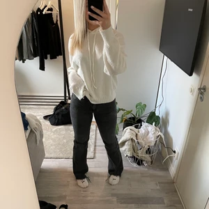 Stickad hoodie vit storlek S/M - Jag säljer denna fina stickade tröja från Lindex!! Den är i storlek S/M och är slutsåld, den är i nyskick (andvänd max 3 gånger). Jag säljer den för 85kr+frakt, orginalpris 379kr!!
