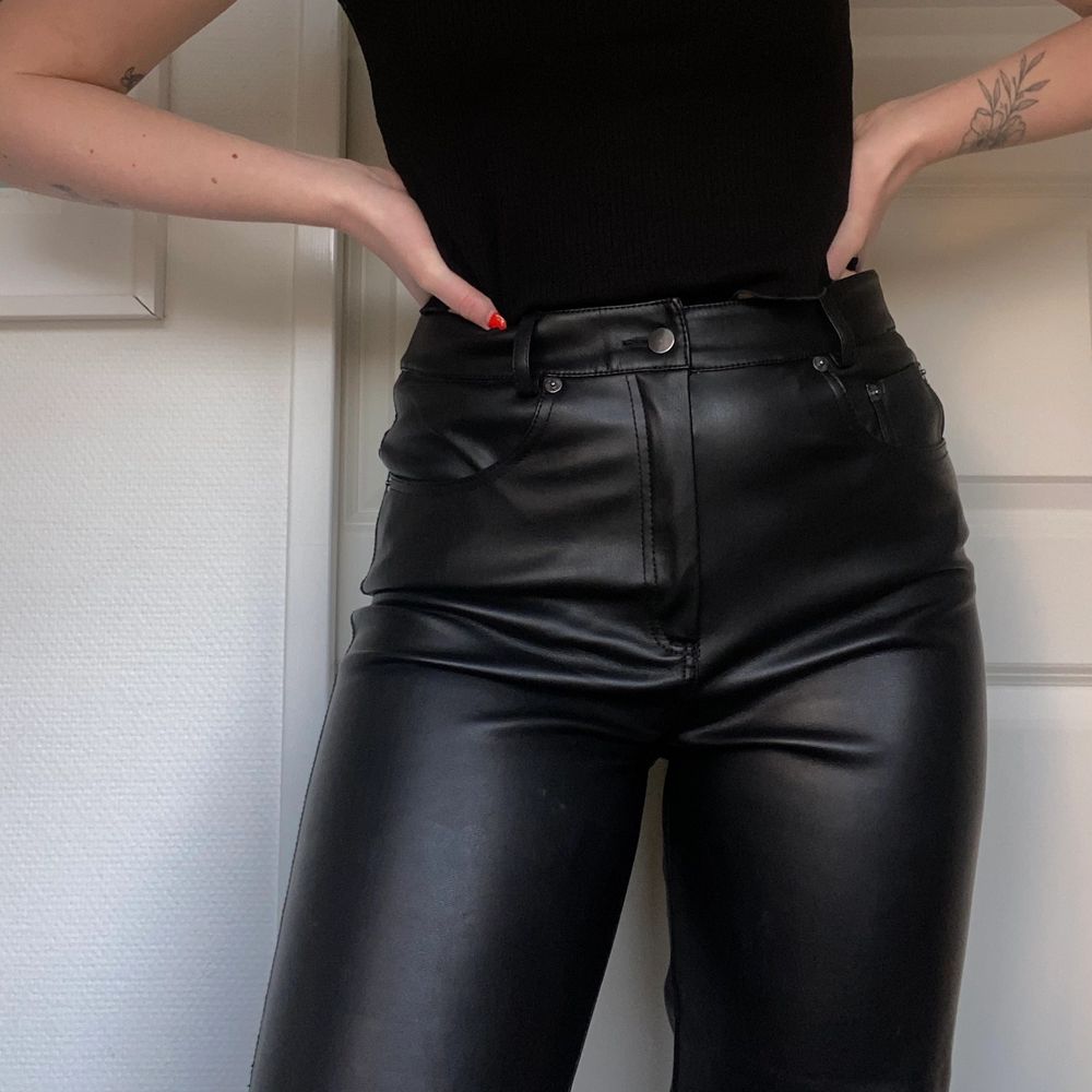 Trendiga svarta ”skinn”byxor från Maja Nilsson Lindelöfs kollektion med Gina Tricot. Knappt använda då de tyvärr är för stora för mig. Byxorna är strl 36 men jag skulle säga att de är stora i storleken, som ett par 38. Jag är 1,72 cm lång. Sjuuukt sköna och vida i benen! 🤩. Jeans & Byxor.