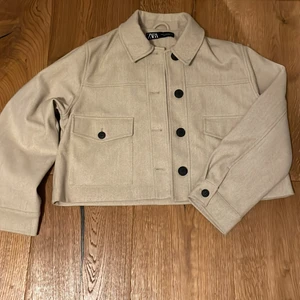 Kappa zara - Helt ny kappa från zara i storlek M passar helt perfekt för mig som har S men den e lite pösigare i armarna❤️kommer inte riktigt till användning så tänkte sälja den! Hör av dig om det finns några frågor. Köpt för 500kr