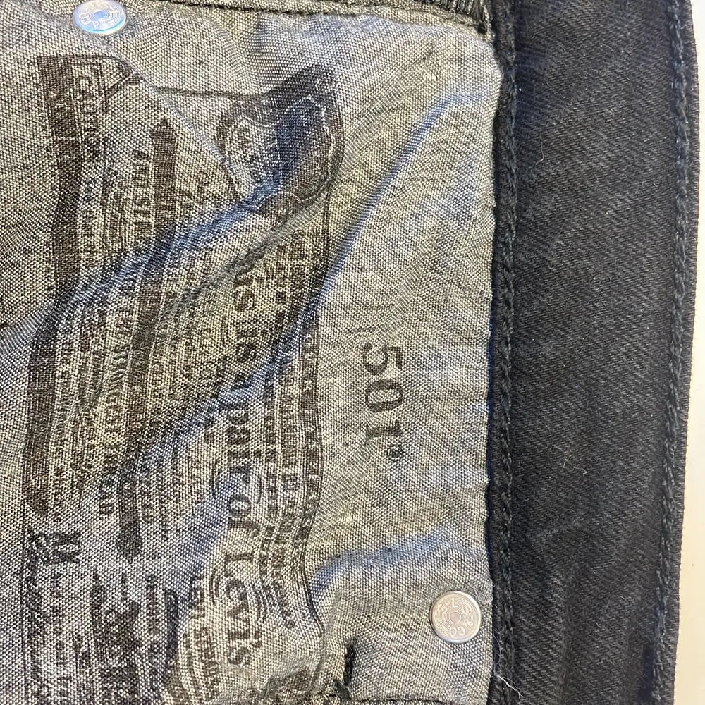 Vida svarta Levisjeans, modell 501, W 25 L 26. Obetydligt använda. . Jeans & Byxor.
