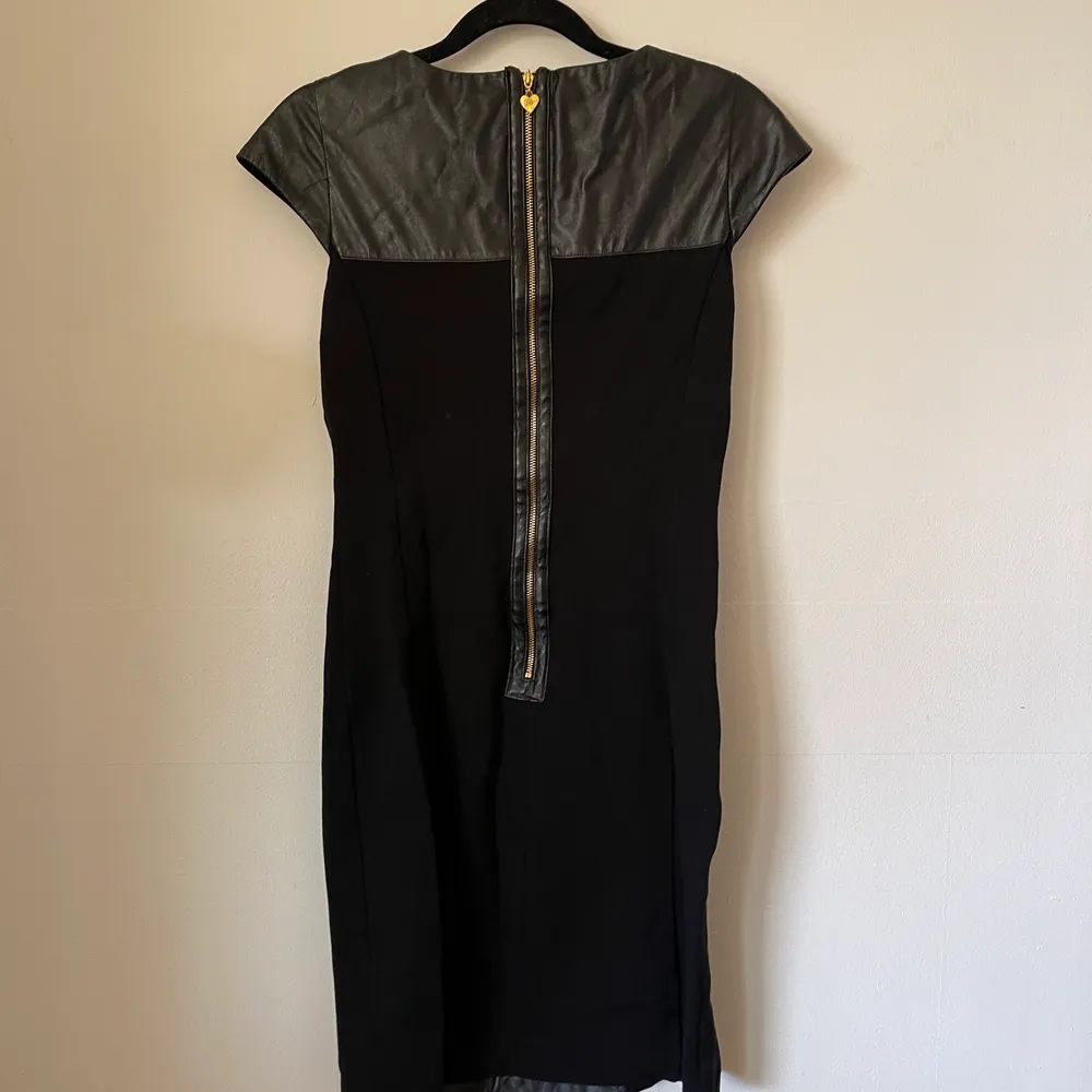 En svart snygg klänning från en kollektion med Pernilla Wahlgren! Vet tyvärr inte hur längesen det var denna såldes i butik då den bara hängt hemma. Klänningar.