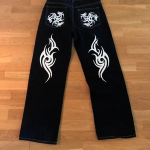 Designer jeans - Jätte snygga jeans! Inga defekter eller liknande, använda Max två gånger! Storlek Small. Passar alla mellan 170-180 beroende på hur man vill att de ska sitta. 