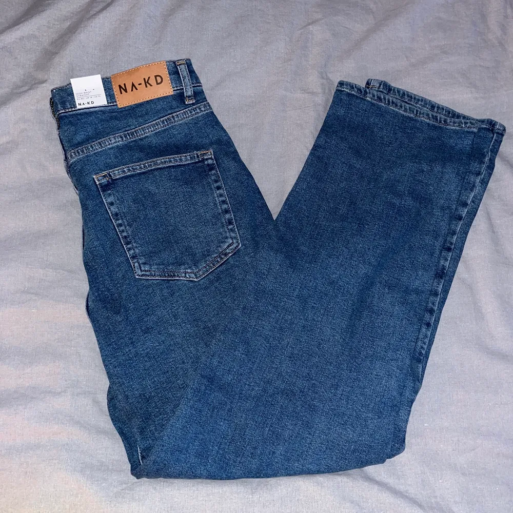 Blåa raka jeans från NA-KD. Aldrig använda, alla lappar är kvar. Säljes då de är för stora. . Jeans & Byxor.