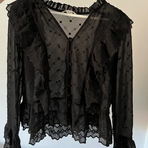Blus  - SUPERFIN ”genomskinlig” blus från hm! Säljer då jag har en liknande annan. Är i väldigt bra skick och asssnygg nu till våren/sommaren! 🖤🖤