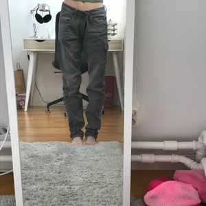 Jeans - Super snygga gråa jeans! Storlek s skulle jag säga men passar mig med xs! Säljes för 50kr plus frakt, priset kan diskuteras 