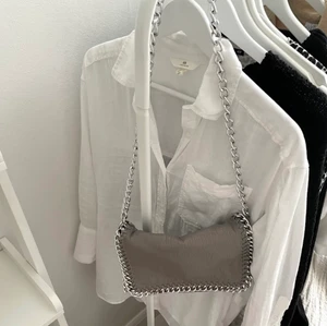 Tiamo väska - (lånad bild) Säljer denna fina Tiamo väska, Köpt i höstas använd men extremt bra skick! Buda i kommentarerna. Direkt pris 400!!