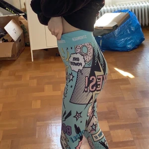 Stronger tränings byxor stl xs - Säljer nu dessa jättefina tränings byxor då jag inte använder dom längre så tänkte om någon annan kanske hade nytta av dom, finns lite fler fläckar på dom om du är intresserad kom privatat så kan du se!