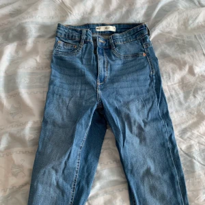 Skinnyjeans - Gråa skinnyjeans, nästan oanvända.