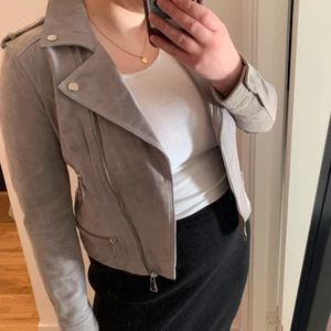 Grå skinnjacka storlek L - En superfin grå skinnjacka i storlek L från Vero Moda. Använd Max 1 gång. Perfekt nu till våren! Den är liten i storleken, så skulle säga att denna är för en S/M beroende på hur man vill att den ska sitta. Jag är en L en kan inte stänga den som ni ser på bilden. Så vill man inte stänga den så fungerar den för en L också. Det är 100% skinn. Är osäker på om denna färgen säljs fortfarande. 🌸 nypris: 1000kr