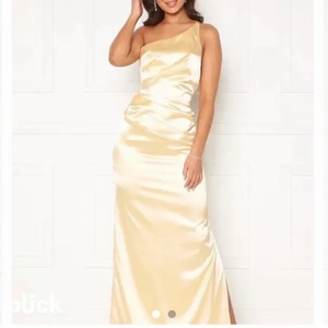 Balklänning  - Jag säljer min fina balklänning som är så snygg och bekväm. SKIT SNYGG, storlek M men skulle säga att den passar både en med S och M i beroende på hur man vill att den ska sitta. 💛💛💛 