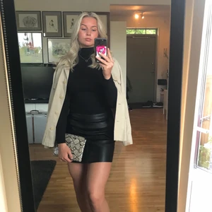 Svart skinnkjol - En svart skinnkjol från veromoda