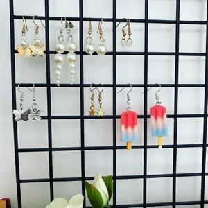 Örhängen  - Jag säljer alla dom här örhängena🌼Dom är hemmagjorda☀️ Skriv till mig privat om ni vill köpa så får ni reda på vad allt kostar💲💵