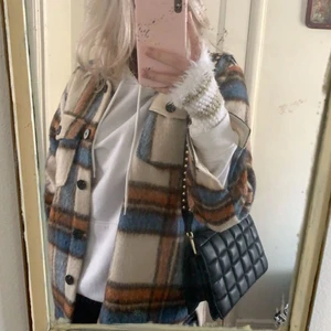 Kappa! - Säljer denna sjukt fina kappa i rutor, som man ser på bild två är de lite ”päls-imiterat” tyg! Skriv privat för fler bilder 🧡🤍 är en onesize så passar allt från S-L beroende på hur man vill den ska sittq, på bild 1 har ja stor hoodie under & jag är storlek S