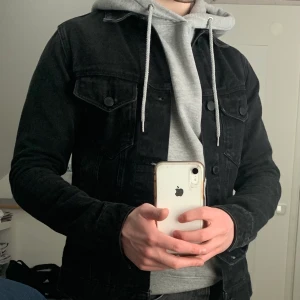 Burton jeansjacka svart - Snygg jeansjacka, mycket fint skick och inga fläckar! Säljes då den blivit för liten