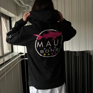 Svart Maui and Sons Hoodie - En Svart Hoodie med varierat tryck på 🦈 Storlek Medium men sitter som en Small ❤️
