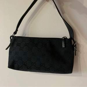 Säljer min äkta GUCCI väska. Den är köpt på Vestiaire  collective och jag har äkthetsbevis. Väskan är i mycket bra skick och knappt använd. Måttet på väskan är 23x15 cm och djupet är 8 cm.💕 kan gå ner lite i pris vid snabb affär💕