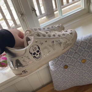 Ed hardy skor - Säljer nu mina Ed hardy skor! Köpte dom för en månad sen men har andra skor jag gillar mer! Jätte fint skick!