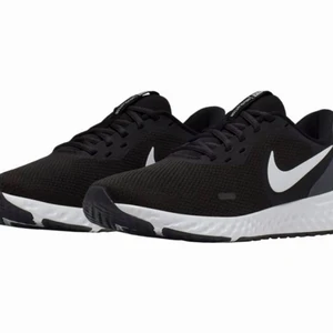 Nike skor  - Nike revolution 5 dam storlek 40 men passar även 39 aldrig använda säljer för 400 möts upp men kan fraktas , skriv endast om du är intresserad! Dem är aldrig använda priset kan såklart diskuteras 