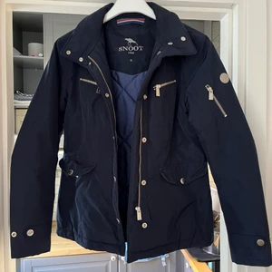 SNOOK jacka - Säljer en mörkblå jacka från SNOOT, köpt på Best of Brands.  Funktionell och vattentålig jacka, perfekt till vår/höst  Den är i mycket bra skick!  Storlek - S 