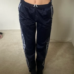 Champion trousers  - Jätte sköna champion byxor, fungerar som mjukisar men kan användas som vanliga byxor. För långa på mig 160