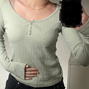 Brandy Melville topp - Jätte söt Brandy Melville tröja jag köpte här i Sthlm, men har aldrig kommit till användning. Sitter jätte skönt och är mjuk och len!! Möts inte upp, ordinarie pris 200 ish, 150kr plus frakt!!🌺🫶