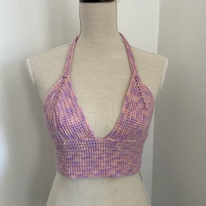 Virkad topp 💕🦋 - En topp som jag virkat själv i garn av polyester. Toppen kan tvättas i maskin i 30 grader och bör tvättas med liknande färger. En av fördelarna med garn i polyester är att det inte tenderar att krympa i tvätten. Uppskattar storleken att vara en A eller B kupa med 60-65 i omkrets. Pris för frakt med brev 24 kr och om du vill ha det spårbart via PostNord 66 kr 🤍💕🦋