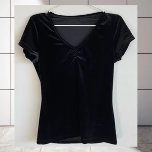 ♠️ svart topp i sammet! M/L - Basic svart t-shirt i sammets-tyg. Detalj fram, se bilder. Väldigt svårt att fota. Står ingen storlek, uppskattad till M/L. Tvättad men drar lätt åt sig damm på grund av materialet. Samfraktar gärna. Jag ansvarar inte för postens slarv.