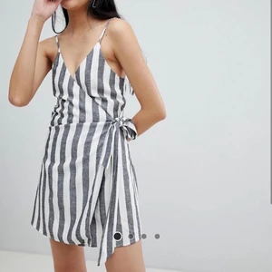 Sommar klänning - Säljer min söta sommarklänning i linne från Pull&Bear💗💗 (slutsåld) 