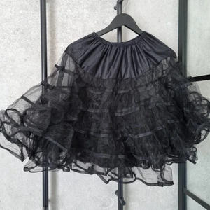 Tyllkjol, underkjol med volanger - Perfekt som den är eller om du vill ge din kjol eller klänning lite mera luft och volym! Felfri.  