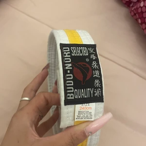 Kampsport bälte - Jag säljer kampsport bälte gul. Den som ny den använd fåtal gånger den inte använd så mycket/ ingen användning för den läge tränar inte läge. Storlek 240 cm. Frakt står köper för själv. Superfint sick. 