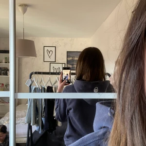 Sail racing hoodie  - Nästan helt ny hoodie använd typ 2-3 gånger men den är inte riktigt min stil så jag säljer den kontakta för intresse pris kan diskuteras ny pris 1000 kr