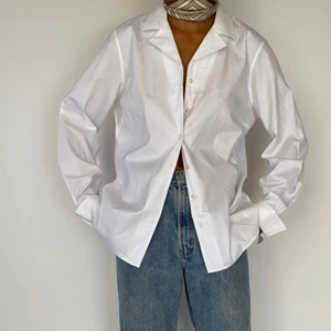 Vintage vit skjorta - Superfin vintage vit skjorta från en amerikansk hemsida som säljer vintage kläder i jättefin kvalite. Riktigt fin krispig vit och passar till verkligen allt!😍hör av dig om du har några frågor❤️ jag säljer även andra grejer från denna hemsida, vintagekläder om du är intresserad 