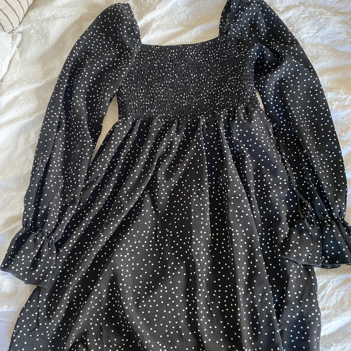 Svart klänning med vita prickar  - 90